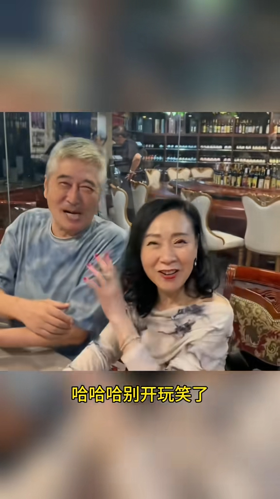 魏秋樺急忙耍手擰頭叫林威不要開玩笑。 魏秋樺急忙耍手擰頭叫林威不要開玩笑。