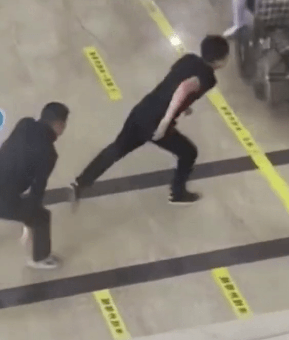 醋夫助跑冲向医院墙壁。