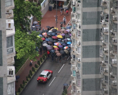 遊行人士沿永順街進入海濱花園佔據行車路.讀者提供