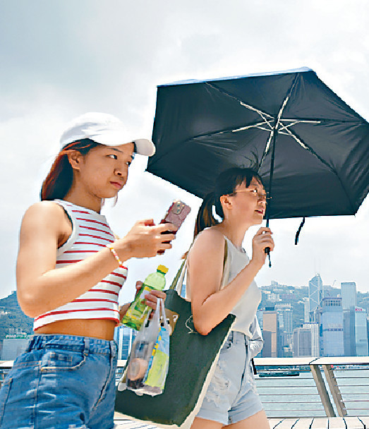 ■本港天氣持續酷熱，下周中期更會有狂風雷暴。
