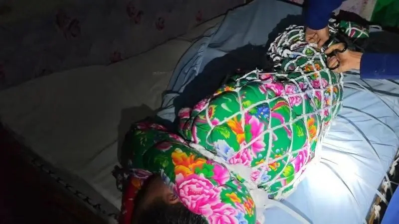 广州男跟风挑战“扎带逃生”，裹被渔网扎带固定，结果被困。