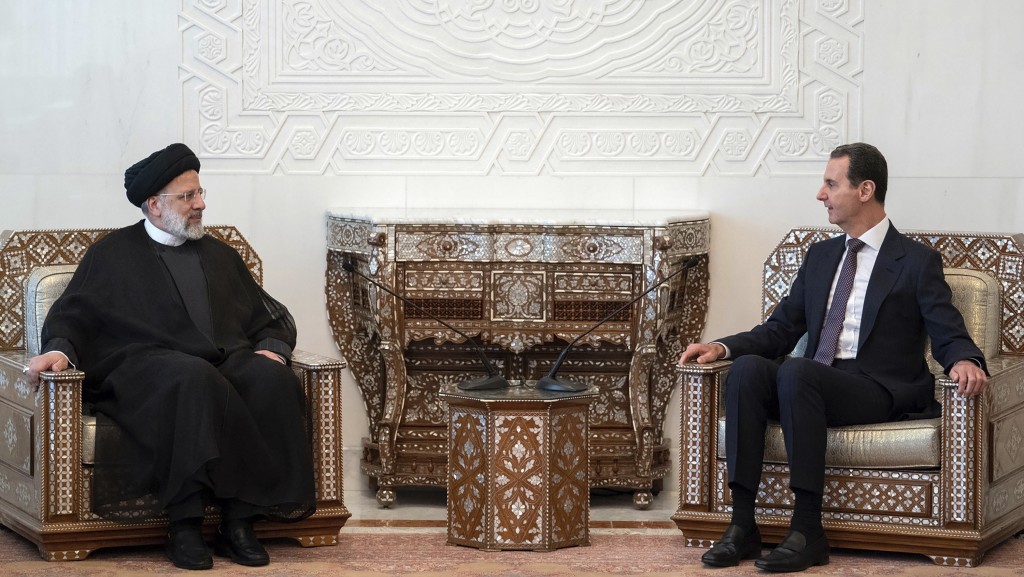 伊朗总统莱希（左）访问敍利亚总统府，与敍总统阿萨德会谈。 美联社