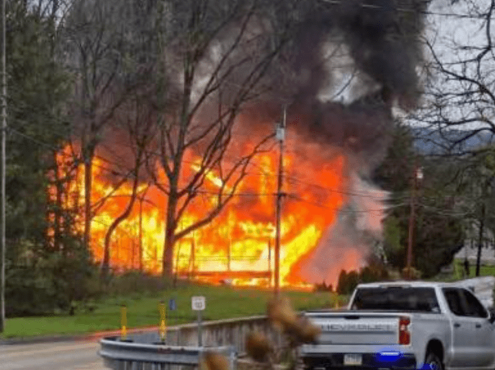 美國賓州民宅爆炸後起火，整棟房屋陷入火海。X@movielover93582