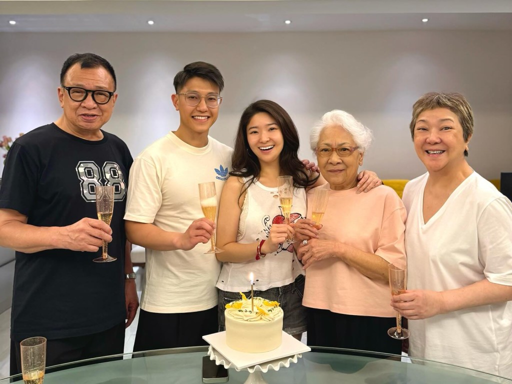 近年在新加坡定居的許紹雄，早前與太太飛返港為女兒慶祝生日。