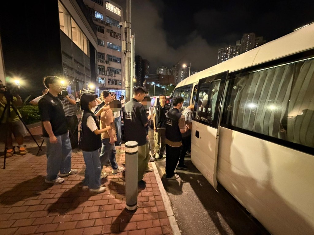 入境處成功拘捕7名非法勞工及1名涉案僱主。