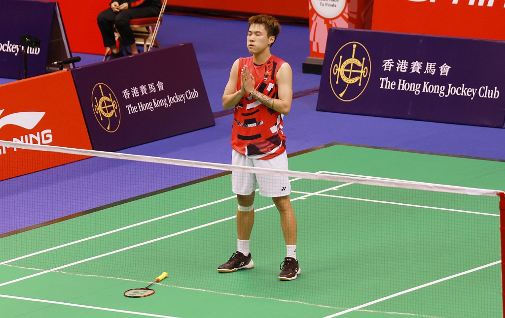 2024年香港公开赛首圈击败国内对手后，阿耀在场上展示这个「合拾」的手势。资料图片