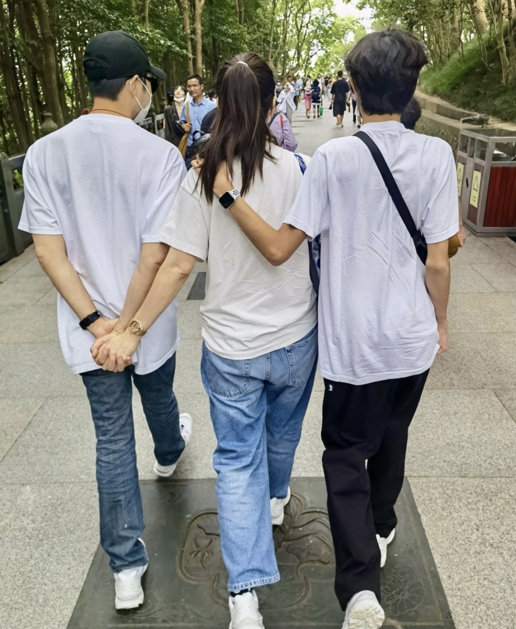 靚靚和Chilam近年轉戰內地發展,早排難得回港,即陪囝囝魔童行山。