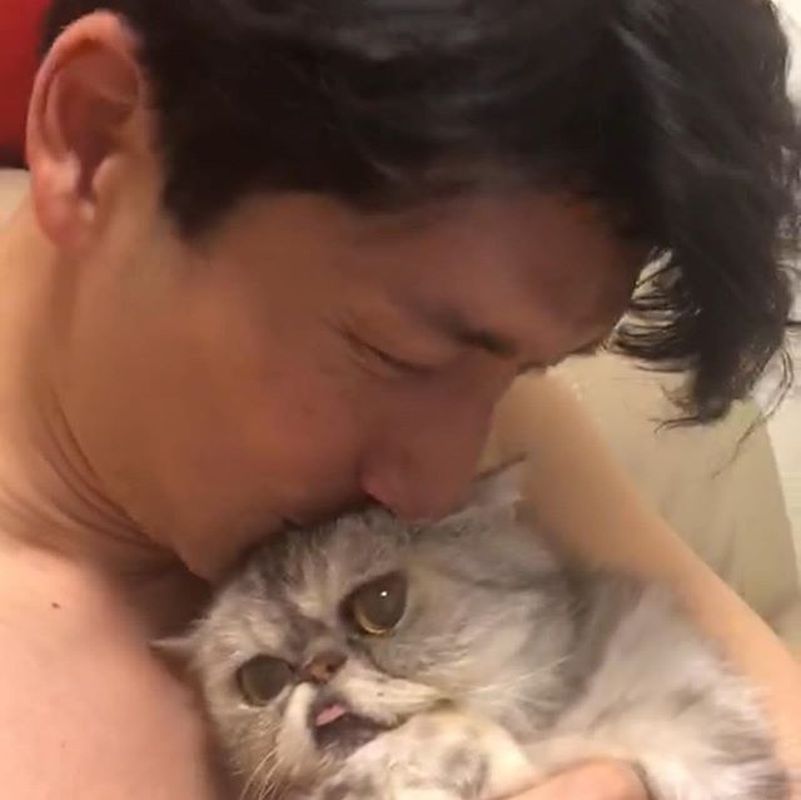 袁文傑抱住愛貓囝仔。ig