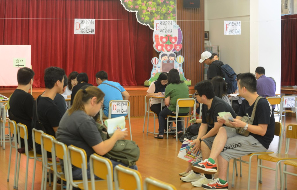 升小「統一派位」結果將於明年六月一日至二日透過郵遞方式通知家長，家長亦可選擇透過電話短訊接收結果。家長須在指定時段前往獲派的小學為子女辦理註冊手續。