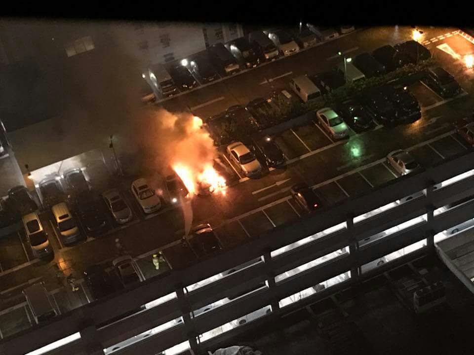將軍澳厚德邨頂層停車場3車焚燒。小心駕駛,討論別人駕駛態度fb圖片