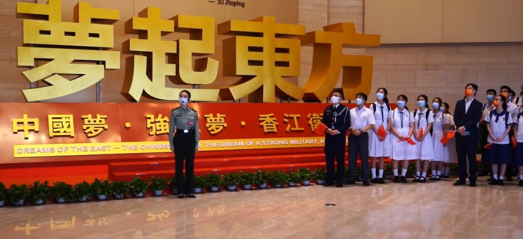 師生和市民參觀駐香港部隊展覽中心。片段截圖