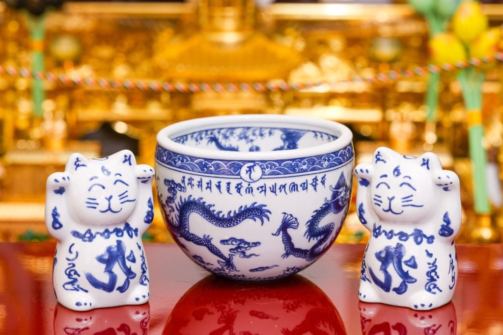 在書枱右方白虎位放「四海龍王盆」有四海龍王神咒加持，可化煞防是非暗箭。