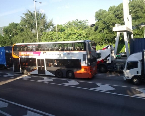 新田公路往上水方向交通擠塞。香港公共交通智庫圖片
