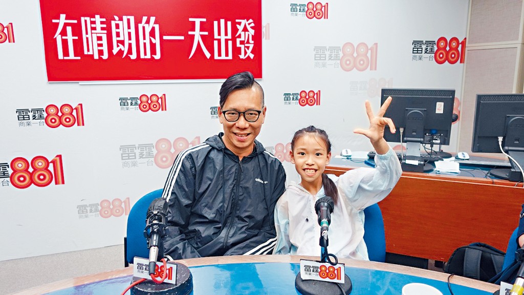 戚鉦溵和她的爸爸接受採訪。