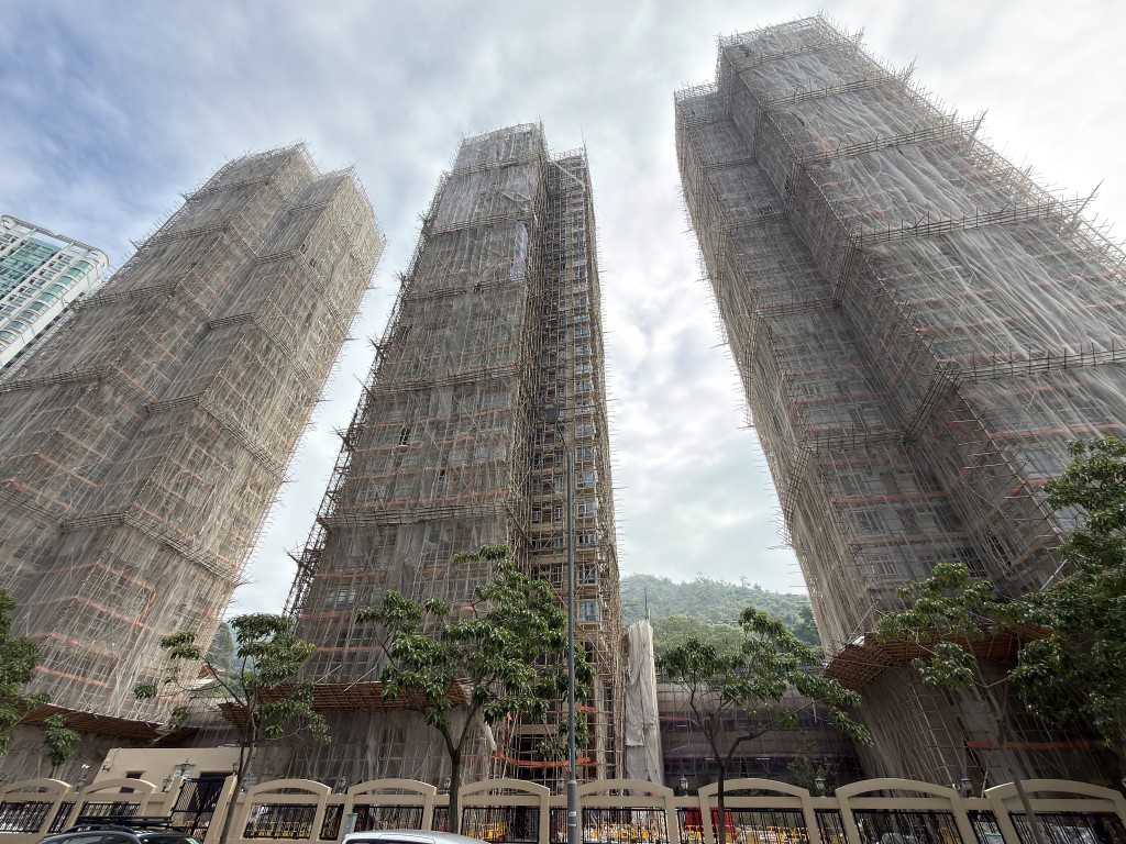 屯門怡樂花園三座搭棚圍網大維修。梁國峰攝 屯門怡樂花園三座搭棚圍網大維修。梁國峰攝