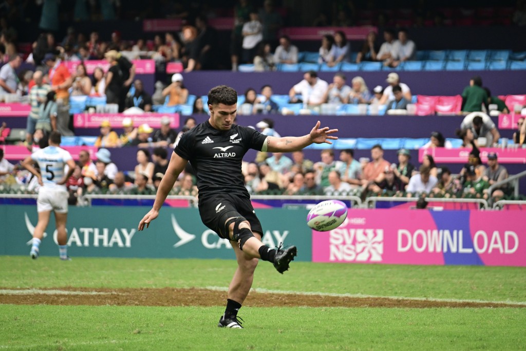  香港國際七人欖球賽周五開鑼，男子組阿根廷不敵新西蘭。 陳極彰攝