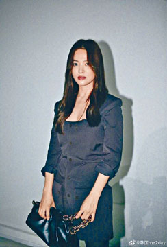 宋慧乔在米兰时装骚轻露事业线抢镜。