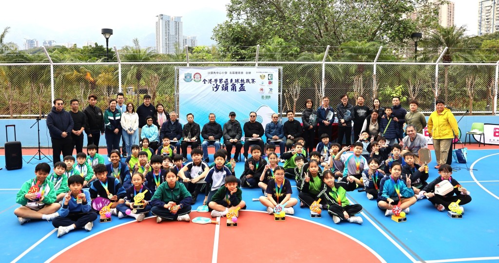 早前沙頭角中心小學聯同北區體育會合辦首屆「全港學界匹克球挑戰賽 - 沙頭角盃」,由慈幼葉漢千禧小學匹克球隊奪得冠軍。(圖片來源:沙頭角中心小學提供) 早前沙頭角中心小學聯同北區體育會合辦首屆「全港學界匹克球挑戰賽 - 沙頭角盃」,由慈幼葉漢千禧小學匹克球隊奪得冠軍。(圖片來源:沙頭角中心小學提供)