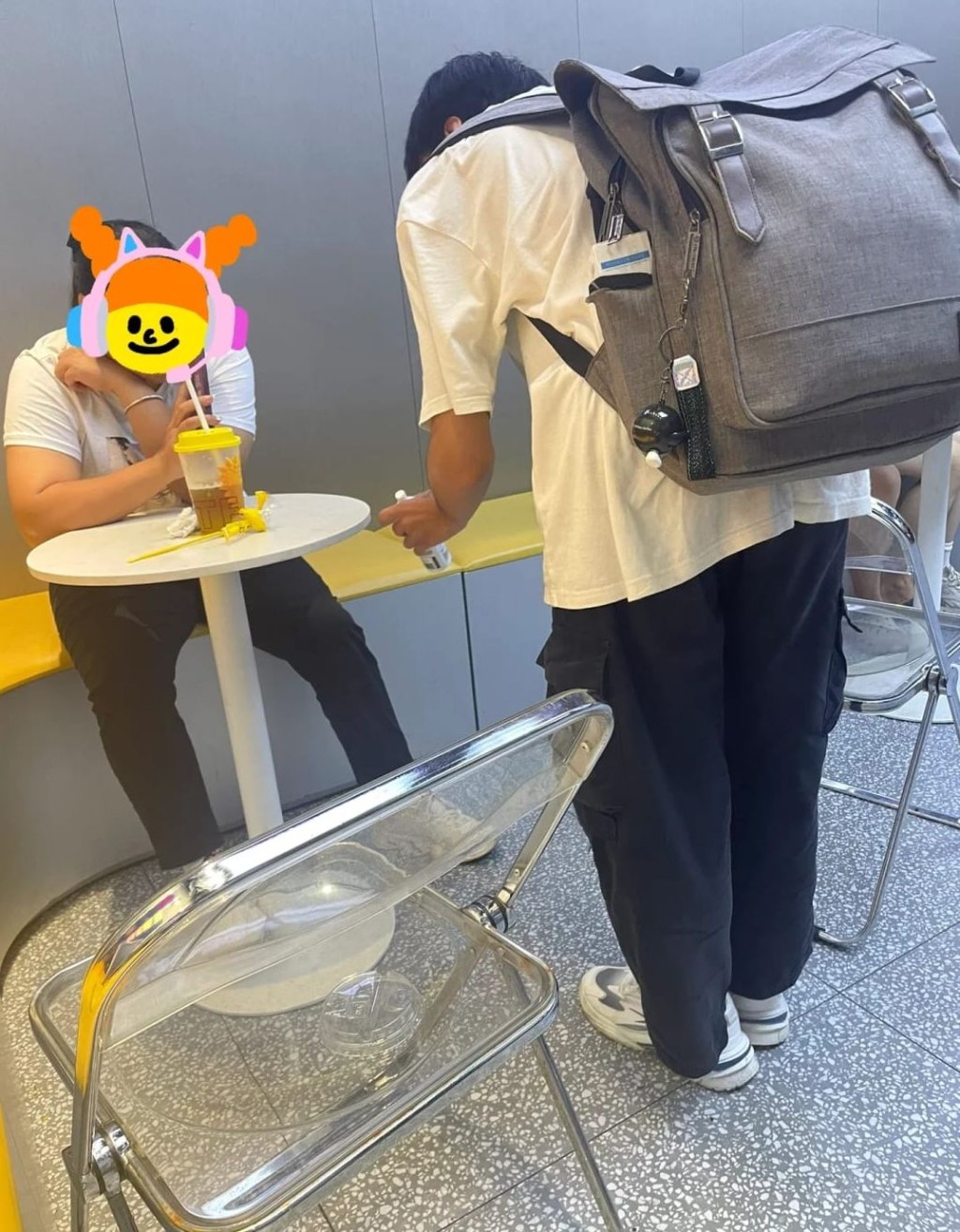 深圳新型騙局｜究竟甚麼事？原來帖主在商場內坐下，忽然有人走來，更跪在他面前，該人手上拿着一種東西主動要為其擦鞋