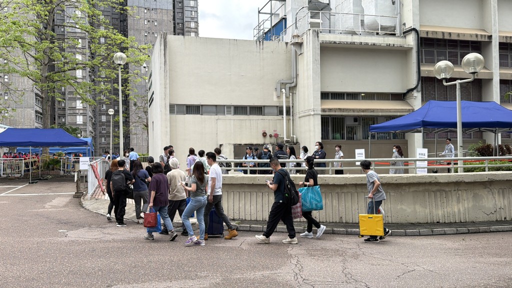 有居民一早已到达广福社区会堂登记处,以便登记后上楼。 有居民一早已到达广福社区会堂登记处,以便登记后上楼。