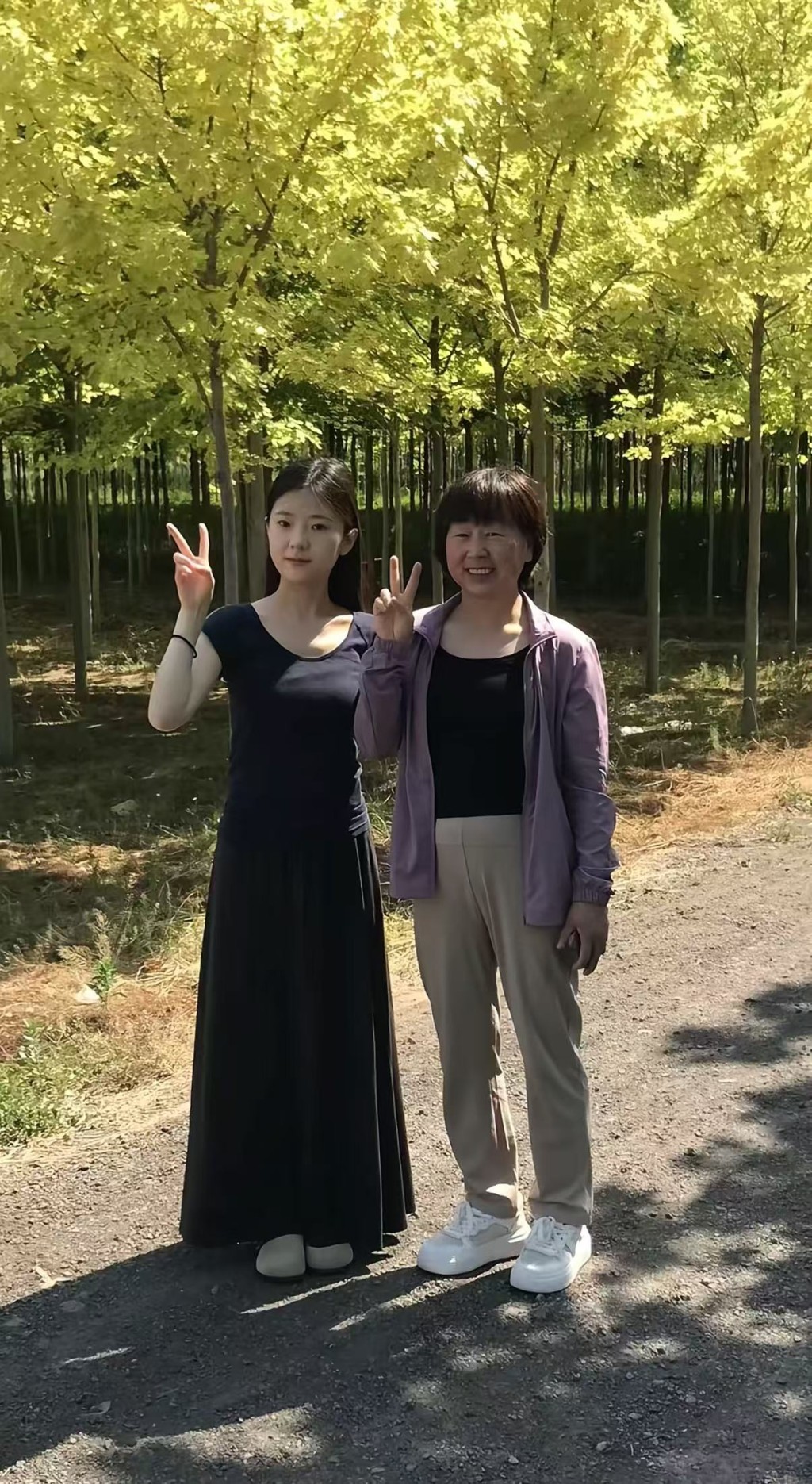 被害人與母親合照。抖音@被害人家屬周易的媽媽 被害人與母親合照。抖音@被害人家屬周易的媽媽