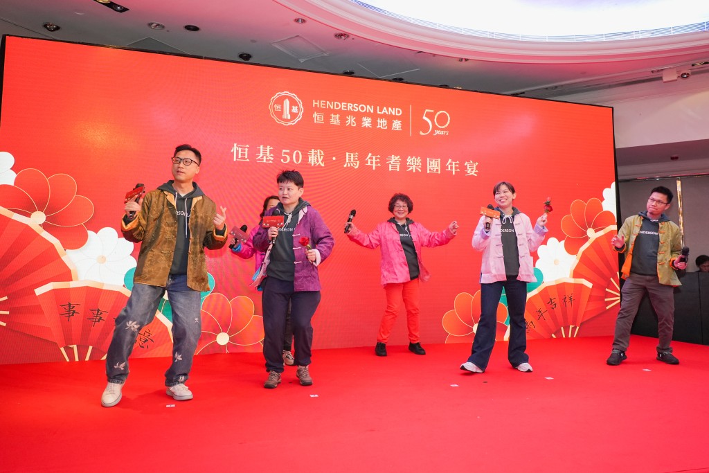 團年宴設有精彩表演，長者們看得興高采烈。