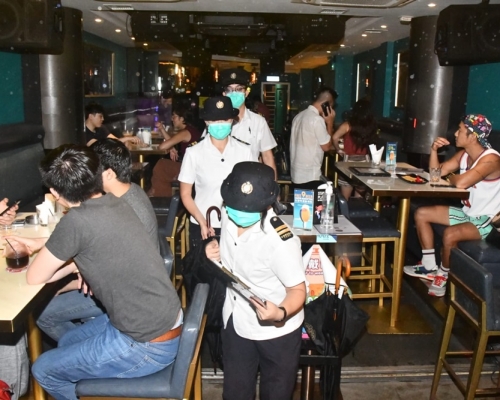 警方連同食環巡查20多間酒吧。