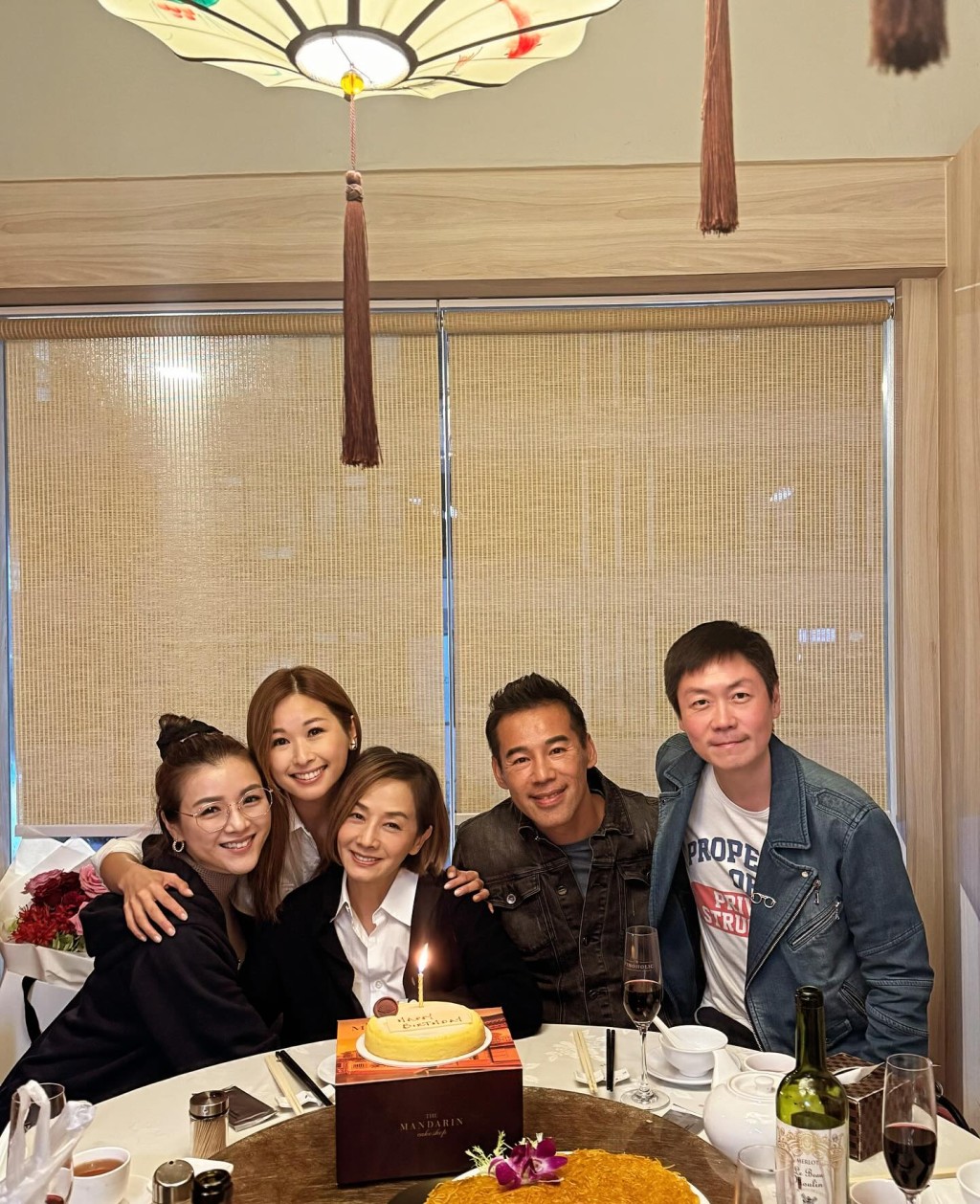 原來（左起）陳茵媺、趙希洛、毛舜筠、徐榮及李思捷Re-U，更準備了生日蛋糕及鮮花為毛舜筠補祝生日。