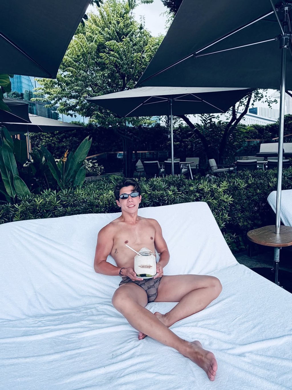 林至昭去旅行打卡，擘腿留影引來蔡一傑關注。