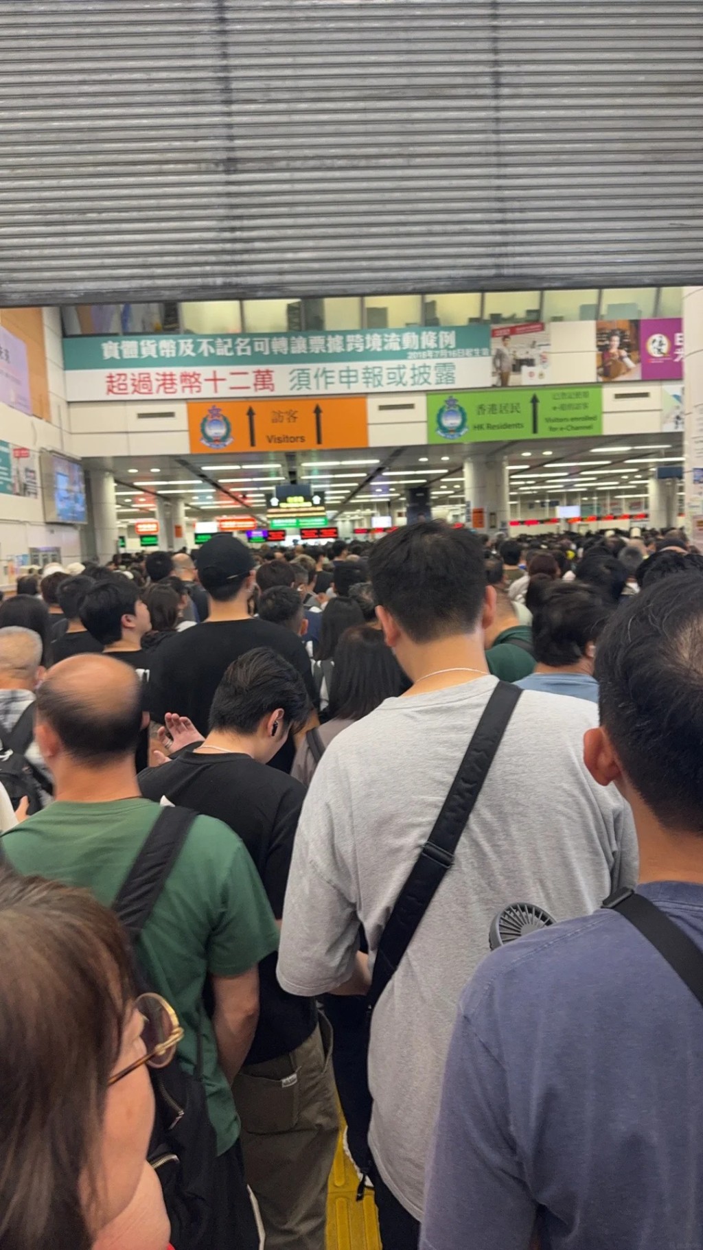 多個口岸被擠得水泄不通。網上圖片 多個口岸被擠得水泄不通。網上圖片