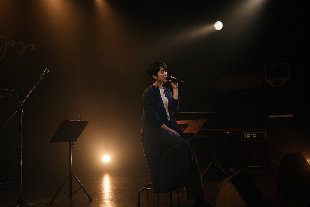 去年,Yoyo在Livehouse演出中,率先试唱《古董相机》,整喊乐迷。 去年,Yoyo在Livehouse演出中,率先试唱《古董相机》,整喊乐迷。