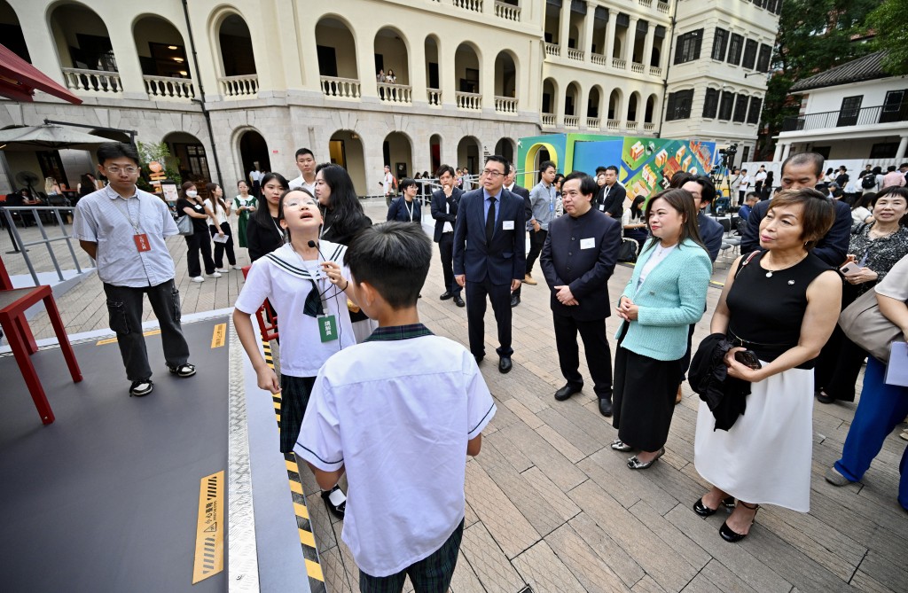 羅淑佩等主禮嘉賓現場聽講解。