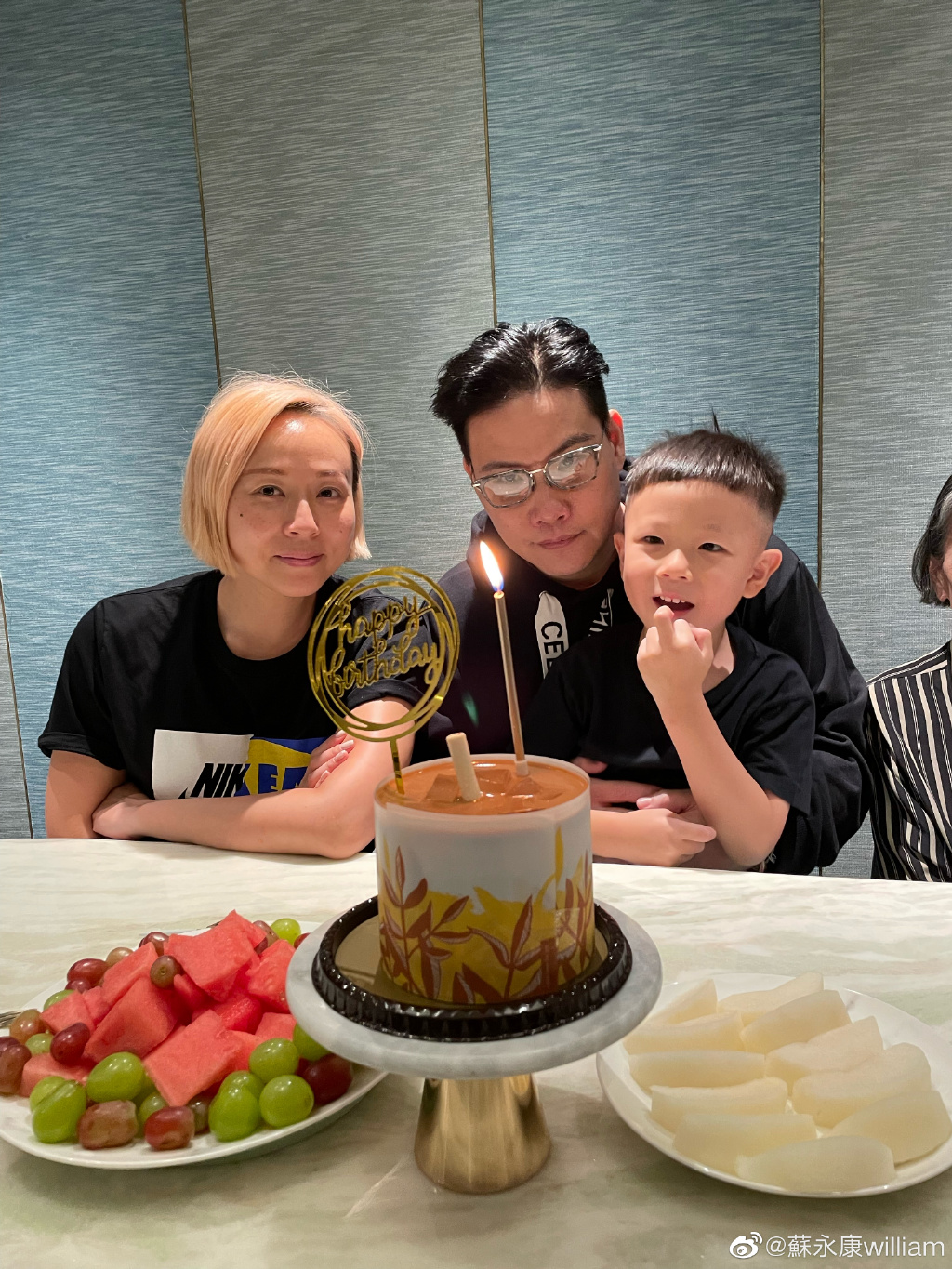 一家三口好幸福。