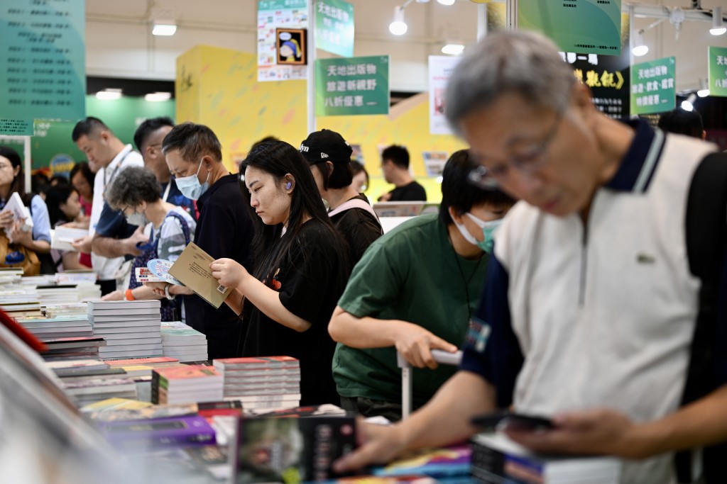 書展第四日,不少人選購書籍。劉駿軒攝 書展第四日,不少人選購書籍。劉駿軒攝