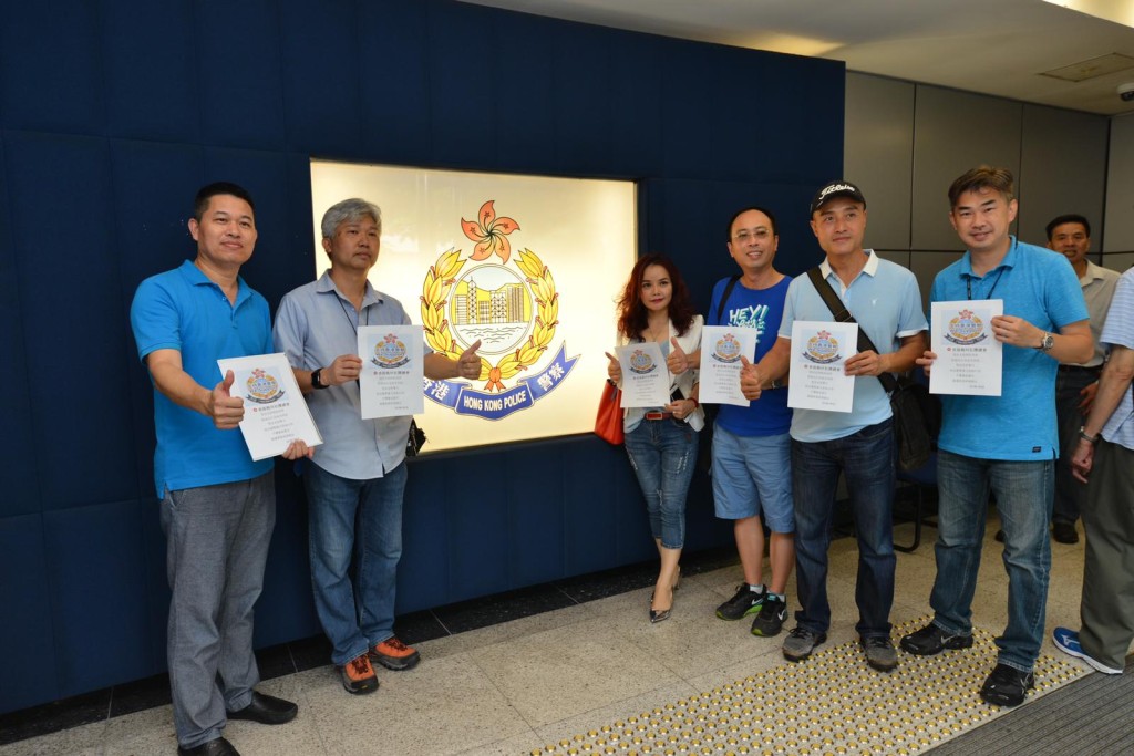 多個團體到不同警署撐警。