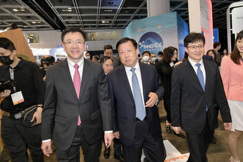 王伟明（右）、孙东（左）等人出席贸发局「香港国际创科论坛」开幕仪式。梁誉东摄