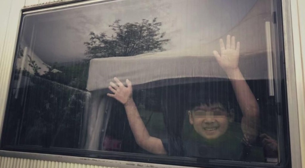 小志兒子成日笑笑口,仲隔住貨櫃屋窗口打招呼,非常可愛。