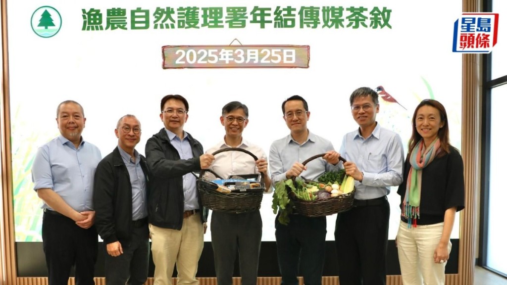 漁護署署長黎堅明（中）表示，計劃今個財政年度推出一個本地的認證品牌，產品包括蔬菜、生果和漁產品等。