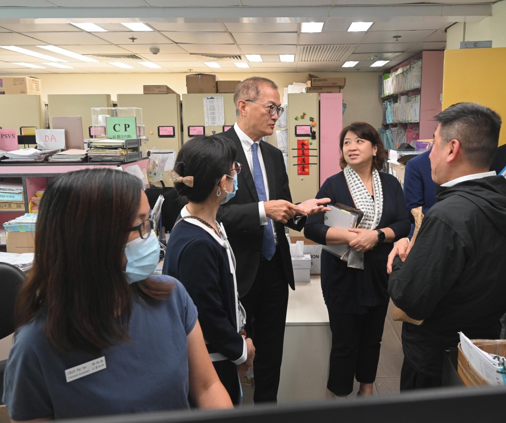 卢宠茂今日到访蓝田母婴健康院及蓝田学生健康服务中心。政府新闻处图片