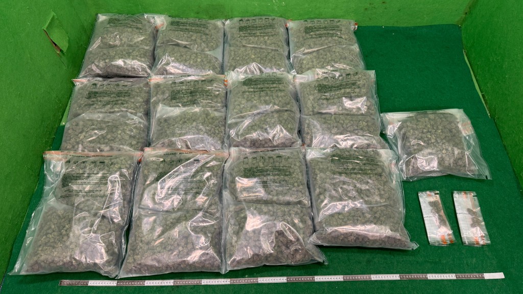 機場海關截查曼谷抵港兩中年漢 檢$560萬真空包裝大麻。海關圖片