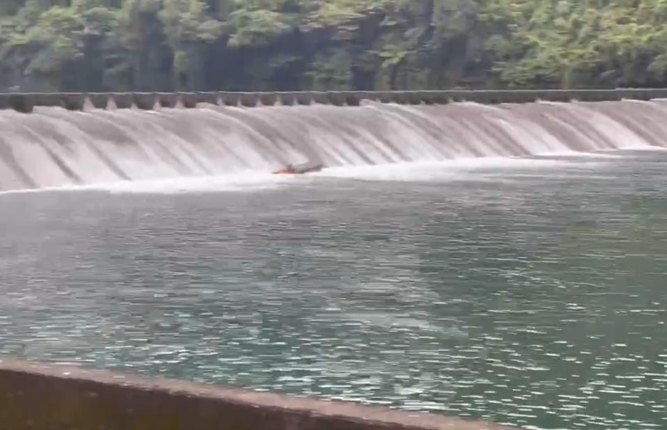 台灣3名消防員在搜救遇溺者時翻船。新北消防局 台灣3名消防員在搜救遇溺者時翻船。新北消防局