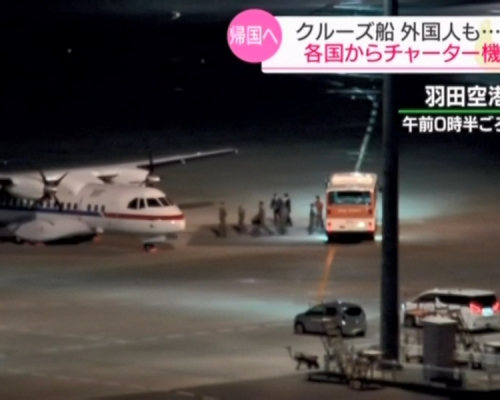 繼續有國家撤走鑽石公主號的乘客。(NHK電視截圖)