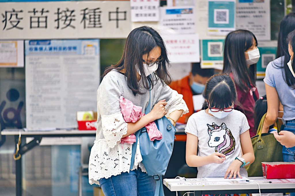 在源禾路體育館社區疫苗接種中心，有家長攜幼童到場接種科興。