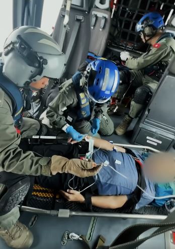 被形容為「空中急症室」的直升機內,救援環境相當惡劣。 被形容為「空中急症室」的直升機內,救援環境相當惡劣。
