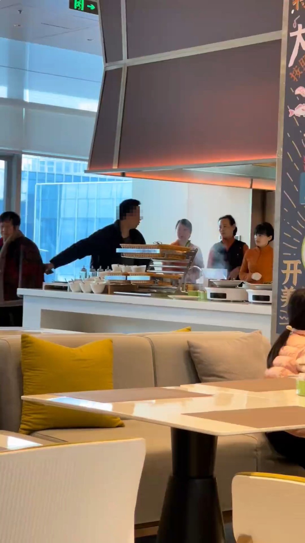 網傳男子企圖打包酒店自助早餐食物,被職員出言阻止。微博@藍色的煙卷 網傳男子企圖打包酒店自助早餐食物,被職員出言阻止。微博@藍色的煙卷