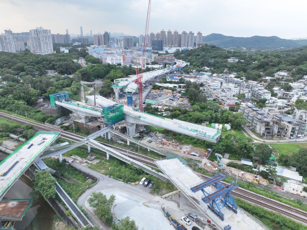 橫跨港鐵東鐵綫的T型行車橋轉體前。甯漢豪網誌