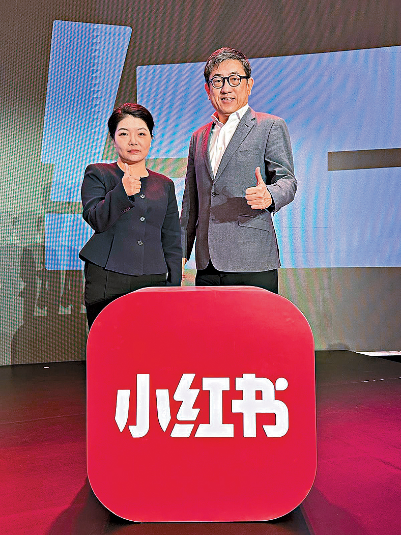小紅書副總裁湯維維(左)與旅發局總幹事程鼎一(右)合照。