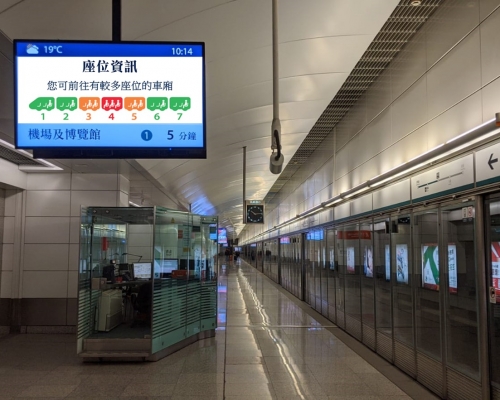 港鐵計劃提升機場快線設施及服務，包括添置新款售票機、加強乘客候車資訊及翻新列車座椅等。港鐵提供