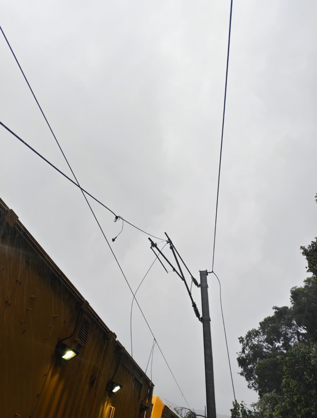港鐵指東鐵綫太和站架空電纜受損,需較長時間作修復。 港鐵指東鐵綫太和站架空電纜受損,需較長時間作修復。