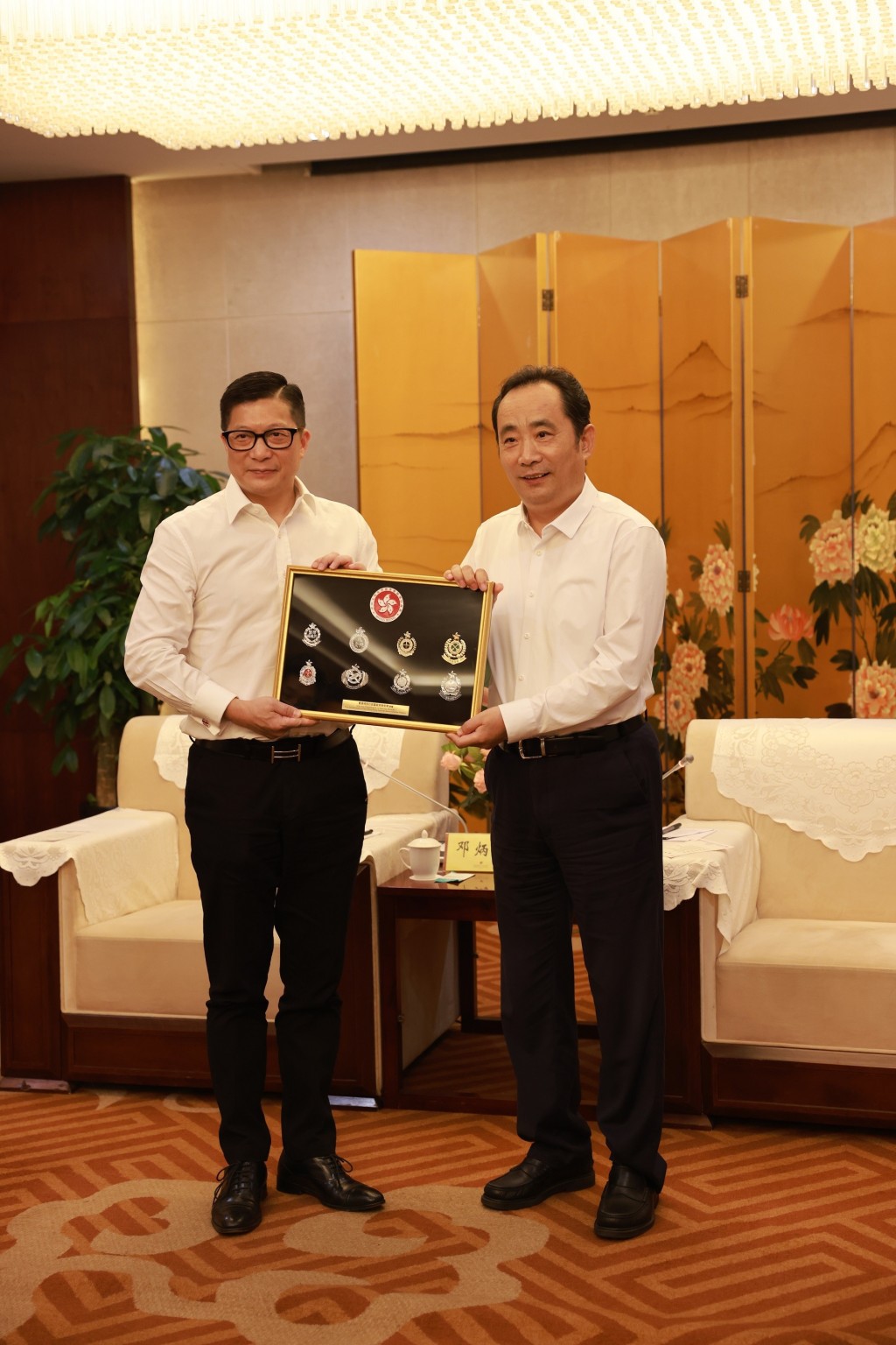 鄧炳強（左）致送紀念品予陝西省省委常委、省委統戰部部長李明遠。政府新聞處